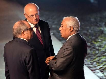 El primer ministro en funciones de Portugal, António Costa (derecha), habla con el presidente de la Asamblea, Augusto Santos Silva, y el presidente del Partido Socialista (izquierda), tras la reunión del Consejo de Estado, el jueves en Lisboa.