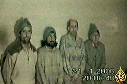 Imagen de la televisión Al Yazira en la que aparecen cuatro rehenes occidentales.