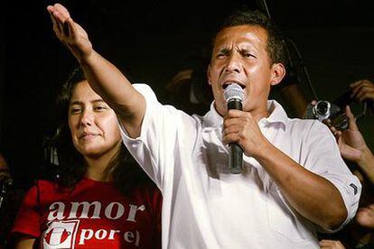 El candidato presidencial nacionalista Ollanta Humala, junto a su mujer Nadine Heredia, se dirige a un grupo de simpatizantes en Lima.