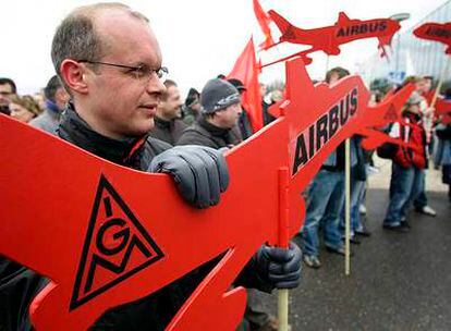 Trabajadores de Airbus en una manifestación ayer en la fábrica de Laupheim (Alemania).