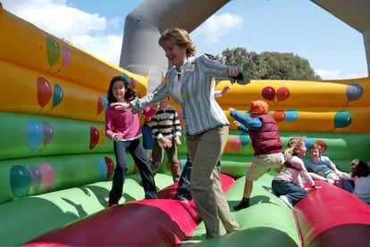Esperanza Aguirre juega con unos niños, el 13 de mayo de 2007, en un castillo hinchable en la Dehesa de Navalcarbón, en Las Rozas (Madrid), en un acto de la campaña para las elecciones del 27-M. En estas elecciones, Aguirre obtiene 67 (10 más que en las anteriores) de los 120 escaños de la Asamblea de Madrid; el socialista Rafael Simancas, 42; e Inés Sabanés, por Izquierda Unida, 11.