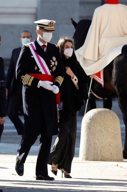 El Felipe VI ha hecho su primera aparición tras el inicio de año y ha presidido la Pascua Militar celebrada en el Palacio Real de Madrid. Durante el acto le ha acompañado la reina Letizia, donde también han estado presentes el presidente, Pedro Sánchez, la ministra de Defensa, Margarita Robles, y la cúpula militar. Durante su discurso, el rey defendió que la Constitución es el “origen de la legitimidad de todos los poderes y de las instituciones del Estado”, y subrayó que “todos estamos incondicionalmente comprometidos con ella”.