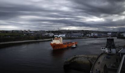 Un barco con provisiones para una plataforma petrolífera zarpa del puerto de Aberdeen.
