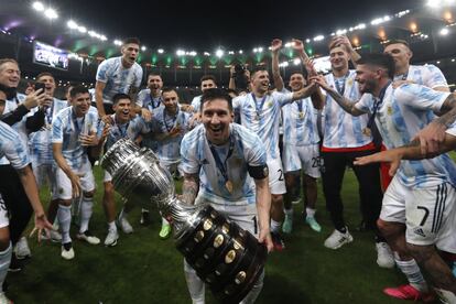 El rosarino sostiene la copa. Tras el partido declaró: “Necesitaba sacarme la espina de poder conseguir algo con la selección, estuve cerquita muchísimos años, sabía que en algún momento se iba a dar. Estoy agradecido a Dios por darme este momento contra Brasil en la final y en su país. Creo que estaba guardando este momento para mí”.