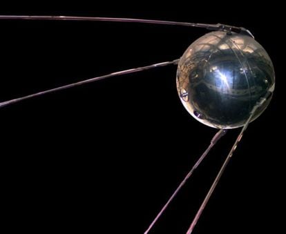 El 'Sputnik 1', el primer satélite artificial de la historia, fue lanzado por la Unión Soviética el 4 de octubre de 1957 desde algún lugar cercano al mar Caspio. Los soviéticos se adelantaban así a Estados Unidos en este primer paso de la carrera espacial. El vehículo, una pequeña esfera con cuatro antenas, medía 58 centímetros de diámetro, pesaba 84 kilogramos y daba una vuelta completa a la Tierra cada 96 minutos.