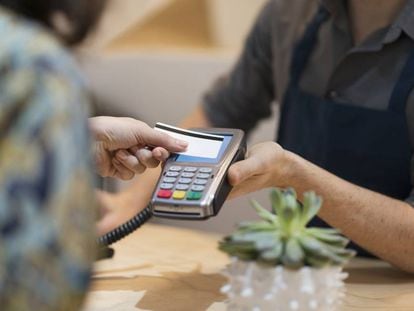 Un cliente paga con su tarjeta de crédito