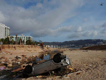 Un helicóptero de la Marina Nacional pasa sobre las playas destruidas de Acapulco tras el huracán Otis.