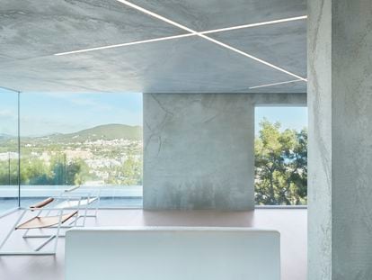 Can Rudayla, una residencia enclavada en un acantilado en Ibiza por la que David Martínez ha sido reconocido con el IF Design Award 2022.