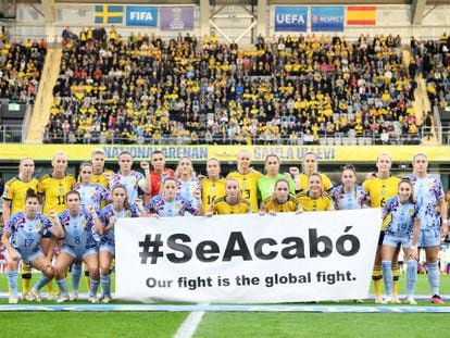 Las jugadoras españolas y suecas posaban juntas con el lema "Se Acabó. Nuestra lucha es una lucha global" antes del inicio del partido entre ambas selecciones, el pasado viernes en Gotemburgo.
