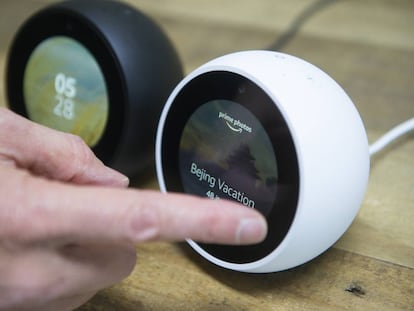 El Echo Spot, el reloj despertador inteligente con alexa, de Amazon.