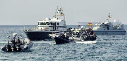 Patrulleras de la Guardia Civil y barcos de Gibraltar, en la bahía de Algeciras en agosto de 2013.