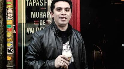 El chef mexicano Roberto Ruiz frente a bodegas La Ardosa.