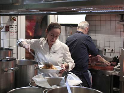 Carmen Carro prepara el cocido y Santiago Pedraza se encarga de las carnes.