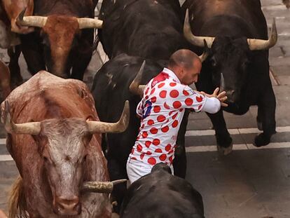 PAMPLONA, 12/07/2023.- Los veloces toros de la ganadería de Jandilla en el tramo que va desde la curva de Mercaderes al inicio de Estafeta en este sexto encierro de los sanfermines. EFE/ J.P. Urdiroz
