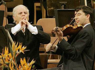 Daniel Barenboim dirige a la Filarmónica de Viena.