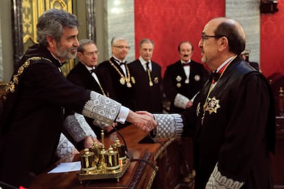 Carlos Lesmes, a la izquierda, felicita a Javier Borrego durante su toma de posesión como magistrado de la sala de lo Contencioso, en 2018.