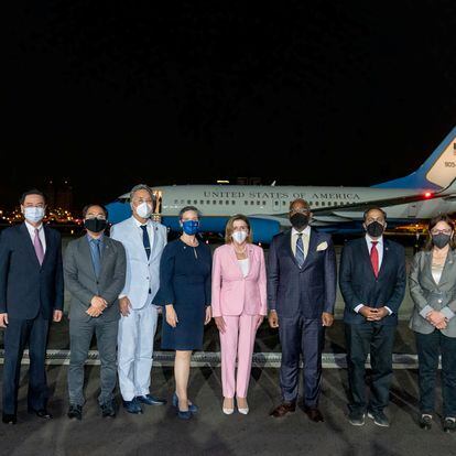 El ministro de Relaciones Exteriores de Taiwán, Joseph Wu, posa una foto grupal con la presidenta de la Cámara de Representantes de los Estados Unidos, Nancy Pelosi