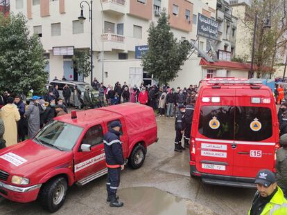 Dos ambulancias en los alrededores de la fábrica textil ilegal de Tánger (Marruecos) en la que este lunes han fallecido más de 20 trabajadores electrocutados.