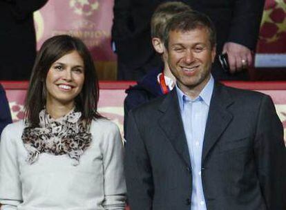 Román Abramóvich y su novia, Daria Zhukova, en el estadio Luzhniki de Moscú en mayo pasado.