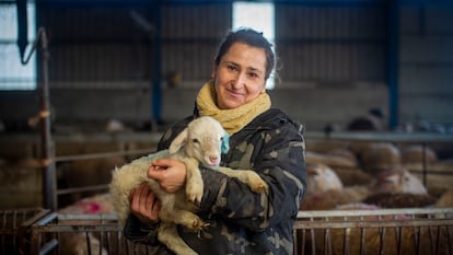 Bárbara Patricia Palmero, una ganadera que tiene 500 ovejas en Prado (Zamora) y a la que le han instalado una macrogranja en el pueblo de al lado.