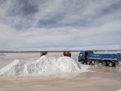 Trabajadores cargan depósitos de sal en camiones dentro de una planta de producción de litio de propiedad estatal en el Salar de Uyuni en Potosí, Bolivia, en diciembre de 2019.