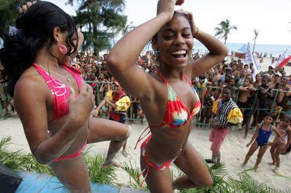 J&oacute;venes cubanas bailan en una competici&oacute;n de &#039;reggaeton&#039; en la playa