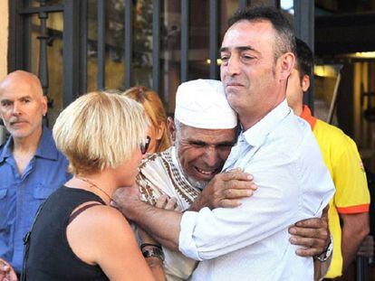 El pare del menor mort a Barcelona s'abraça amb l'imam de Rubí, en un homenatge a la localitat.