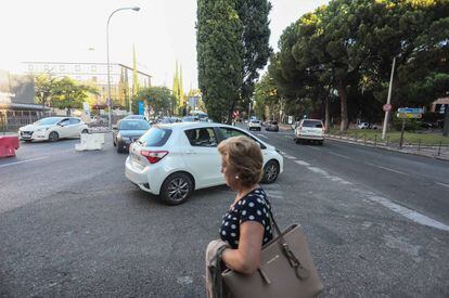 Una cruza mientras varios coches se desvían por las obras en Arturo Soria.