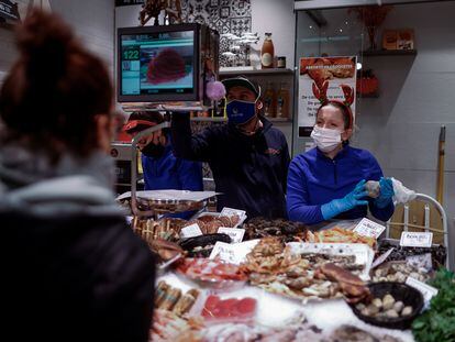 Una pescadería en el mercado de la Concepció, en Barcelona.