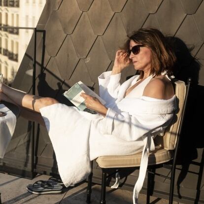 Luz leyendo un libro en la terraza de su suit en el Hotel Mandarín Oriental Ritz de Madrid.