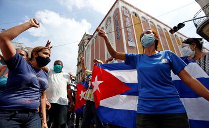 Manifestantes cubanos en La Habana se lanzan contra el Gobierno de Díaz-Canel