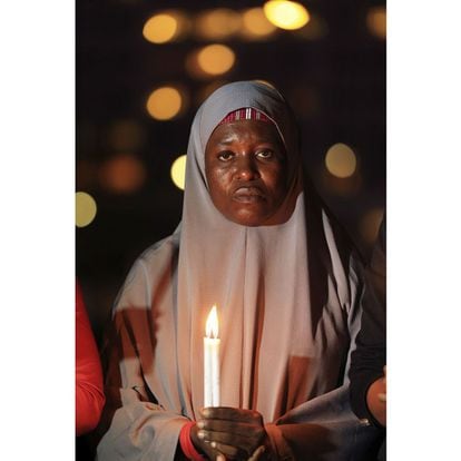 Una activista sostiene una vela durante la vigilia en Abuja por la doctora. Con ella, ya son al menos 130 los médicos fallecidos por ébola en África, según la Organización Mundial de la Salud. En total se han contagiado 225.