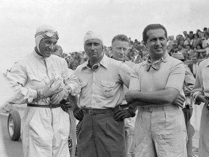Juan Manuel Fangio (en el centro) junto al italiano Alberto Ascari y Raymond Sommer.