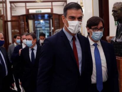 El presidente del Gobierno, Pedro Sánchez, y el ministro de Sanidad, Salvador Illa, a su llegada a la sesión de control al Ejecutivo.