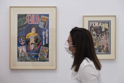 Una visitante observa obras del artista sevillano Nazario, en una exposición retrospectiva en el Centro Andaluz de Arte Contemporáneo (CAAC).

