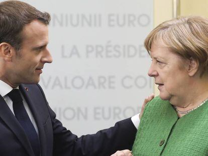 Emmanuel Macron y Angela Merkel conversan durante la última cumbre europea celebrada el 9 de mayo en Sibiu (Rumania).