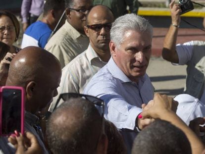 Miguel Díaz-Canel saluda a vecinos de Caimanera este jueves.