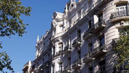 Vista de la fachada de un edificio en la calle Serrano de Madrid.