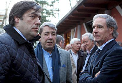 El presidente del Athletic, Fernando García Macua junto al expresidente José María Arrate y al exjugador Txetxu Rojo en el funeral de Aranguren en Portugalete.