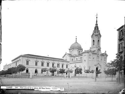 La Iglesia del Buen Suceso se trasladó en la década de 1860 desde su ubicación original en la Puerta del Sol a la confluencia entre las calles de la Princesa y de Quintana. En la imagen, la obra de Agustín Ortiz de Villajos.