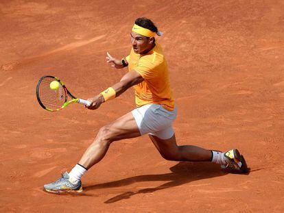 Nadal devuelve la pelota contra Carballés, este miércoles en Barcelona.