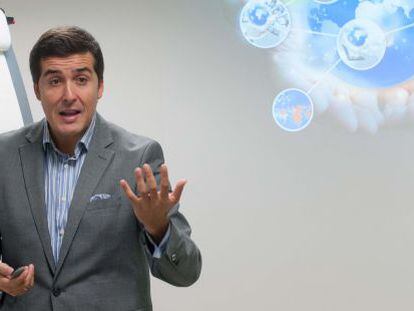 Emérito Martínez Chacón, director de márketing y comunicación de QDQ Media, durante su conferencia en Micronet.