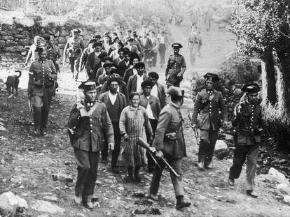 Una columna de Guardias Civiles con mineros del Octubre Rojo asturiano capturados en Brañosera (Palencia), el 8 de octubre de 1934.