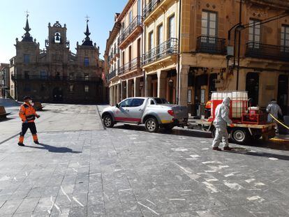 Labores de desinfección llevadas a cabo por la Diputación de León en la plaza mayor de Astorga.

DIPUTACIÓN DE LEÓN
16/04/2020 