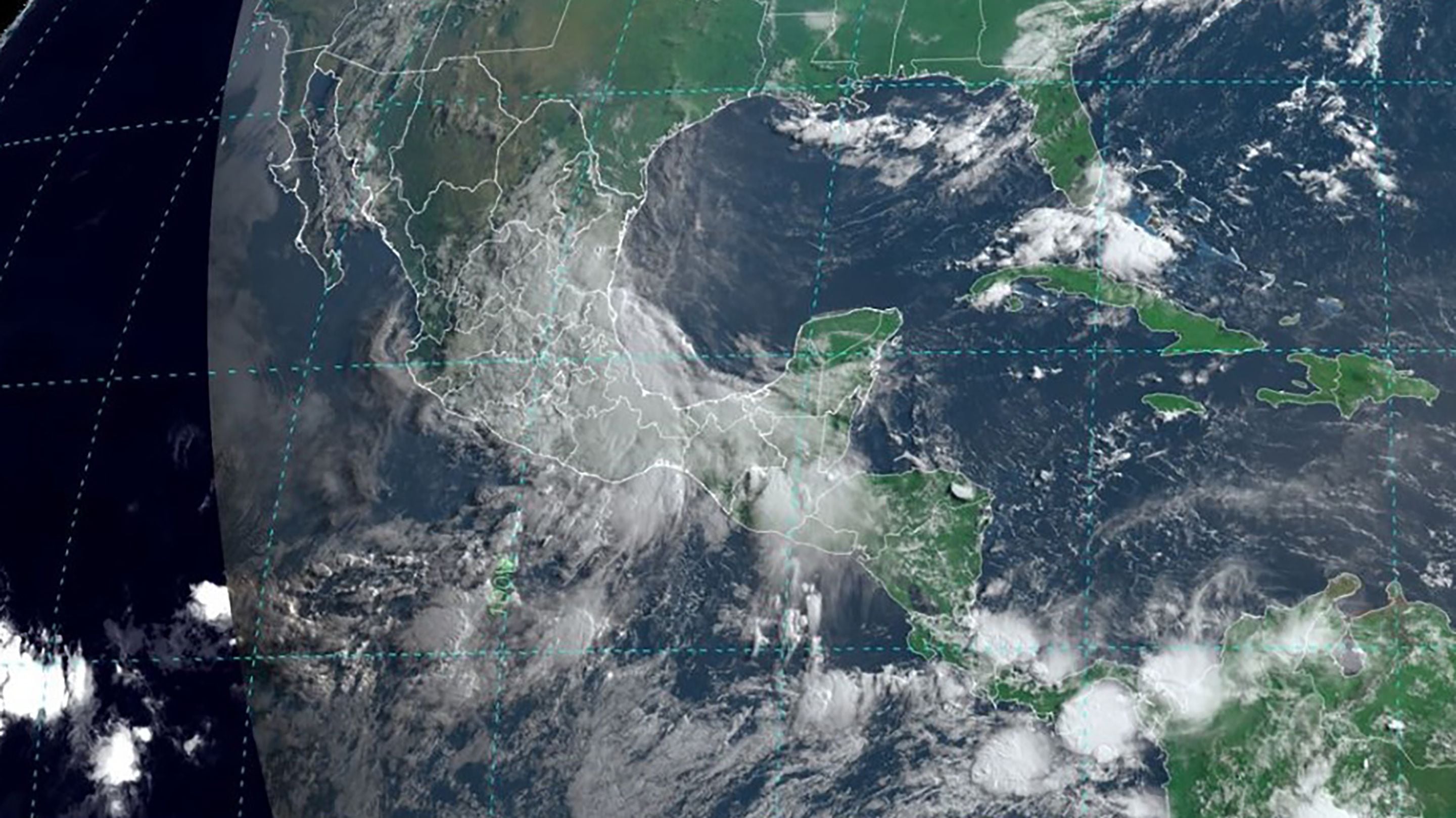 ‘Chris’ se degrada a depresión tropical, pero deja un rastro de lluvias en el centro del país
