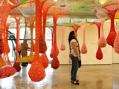 Una visitante en la instalación 'Dengo', creada por el artista brasileño Ernesto Neto, en el Museo de Arte Moderno (MAM), en Sao Paulo ( Brasil).