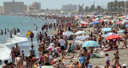 Ba&ntilde;istas en la playa de la Misericordia de M&aacute;laga este verano.