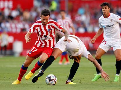 Jugadores del Sevilla y el Atlético de Madrid disputan un balón en el partido de LaLiga celebrado el 1 de octubre en el estadio Sánchez-Pizjuán.