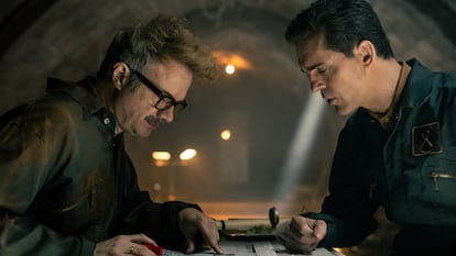 Tristán Ulloa y Pedro Alonso, en el segundo episodio de 'Berlín'.
