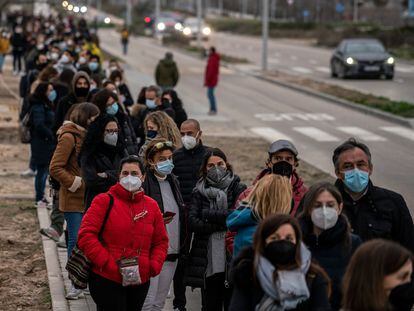 Cientos de personas hacen cola para ser vacunadas, este lunes en el exterior del hospital Isabel Zendal (Madrid).